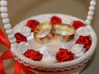 Весільні кошики (39 фото): як прикрасити кошики на весілля для пелюсток троянд, шампанського або цукерок своїми руками?