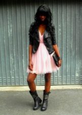 Високі черевики (61 фото): жіночі чорні і інші моделі на шнурівці, зимові на хутрі, від Трейл Вінтер і Тофф, в стилі мілітарі