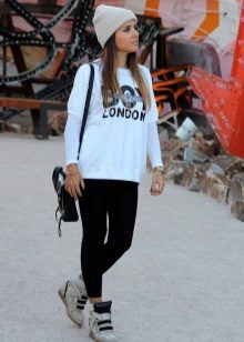 Високі жіночі кросівки (49 фото): з чим носити, білі моделі, на липучках і високій підошві