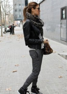 Високі жіночі кросівки (49 фото): з чим носити, білі моделі, на липучках і високій підошві