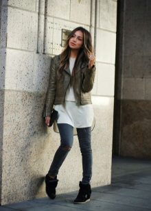 Високі жіночі кросівки (49 фото): з чим носити, білі моделі, на липучках і високій підошві