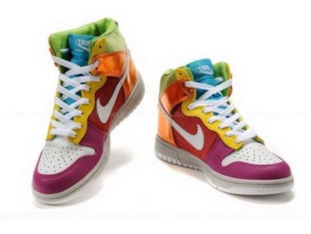 Високі жіночі кросівки (49 фото): з чим носити, білі моделі, на липучках і високій підошві