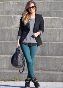 Високі жіночі кросівки (49 фото): з чим носити, білі моделі, на липучках і високій підошві