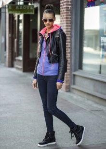 Високі жіночі кросівки (49 фото): з чим носити, білі моделі, на липучках і високій підошві