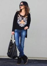 Високі жіночі кросівки (49 фото): з чим носити, білі моделі, на липучках і високій підошві