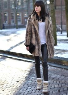 Високі жіночі кросівки (49 фото): з чим носити, білі моделі, на липучках і високій підошві