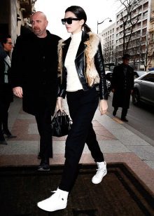 Високі жіночі кросівки (49 фото): з чим носити, білі моделі, на липучках і високій підошві