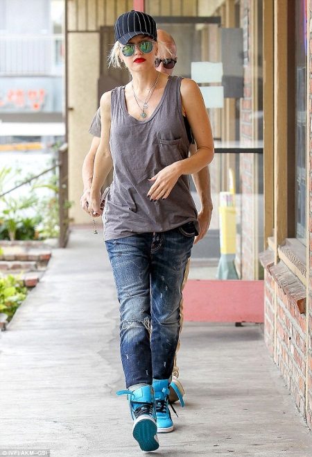 Високі жіночі кросівки (49 фото): з чим носити, білі моделі, на липучках і високій підошві