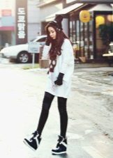 Високі жіночі кросівки (49 фото): з чим носити, білі моделі, на липучках і високій підошві