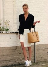 Високі жіночі кросівки (49 фото): з чим носити, білі моделі, на липучках і високій підошві