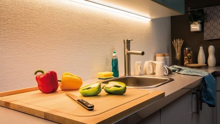 Висота кухонного гарнітура (27 фото): стандартні розміри по висоті кухні від підлоги до верху, висота по зростанню