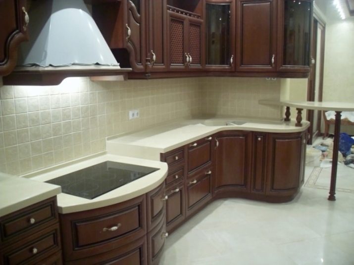 Висота кухонного гарнітура (27 фото): стандартні розміри по висоті кухні від підлоги до верху, висота по зростанню