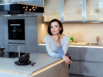 Висота кухонного гарнітура (27 фото): стандартні розміри по висоті кухні від підлоги до верху, висота по зростанню