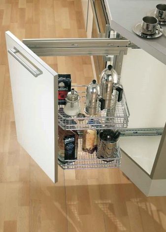 Висувні корзини для кухні (32 фото): вибір викатних кошиків для кухонних шаф, конструкції для зберігання овочів, кошики 300 мм і інших розмірів, кутові моделі