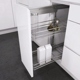 Висувні корзини для кухні (32 фото): вибір викатних кошиків для кухонних шаф, конструкції для зберігання овочів, кошики 300 мм і інших розмірів, кутові моделі