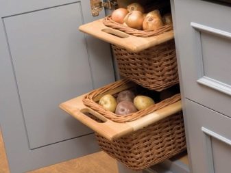 Висувні корзини для кухні (32 фото): вибір викатних кошиків для кухонних шаф, конструкції для зберігання овочів, кошики 300 мм і інших розмірів, кутові моделі