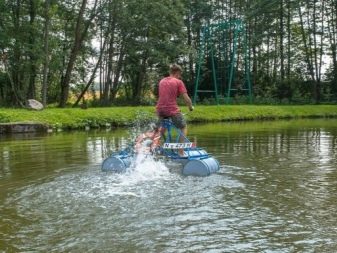 Водні велосипеди (26 фото): катамарани з надувними понтонами, велосипеди Manta5 з підводними крилами, огляд моделей SAVA, «Янтар» та інших