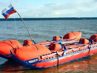 Водні велосипеди (26 фото): катамарани з надувними понтонами, велосипеди Manta5 з підводними крилами, огляд моделей SAVA, «Янтар» та інших