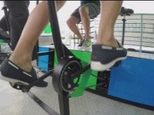 Водні велосипеди (26 фото): катамарани з надувними понтонами, велосипеди Manta5 з підводними крилами, огляд моделей SAVA, «Янтар» та інших