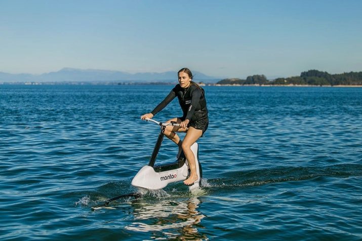 Водні велосипеди (26 фото): катамарани з надувними понтонами, велосипеди Manta5 з підводними крилами, огляд моделей SAVA, «Янтар» та інших