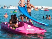 Водні велосипеди (26 фото): катамарани з надувними понтонами, велосипеди Manta5 з підводними крилами, огляд моделей SAVA, «Янтар» та інших