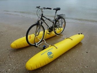 Водні велосипеди (26 фото): катамарани з надувними понтонами, велосипеди Manta5 з підводними крилами, огляд моделей SAVA, «Янтар» та інших