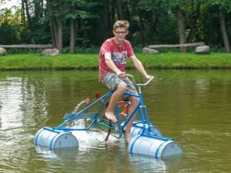Водні велосипеди (26 фото): катамарани з надувними понтонами, велосипеди Manta5 з підводними крилами, огляд моделей SAVA, «Янтар» та інших
