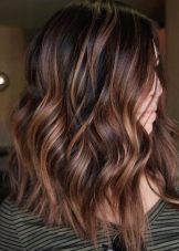 Волосся кольору темний шоколад (72 фото): як надати шоколадний відтінок русявим волоссям середньої або будь-якої іншої довжини? Особливості догляду після фарбування