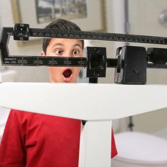 Як підібрати самокат по росту дитини? Таблиця співвідношень висоти керма і зростання. На якій висоті повинні бути ручки керма рульова стійка?