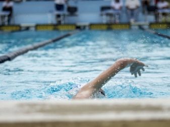 Як плавати в басейні? Техніки плавання і безпеки. Як правильно дихати? Способи плавання кролем і під водою