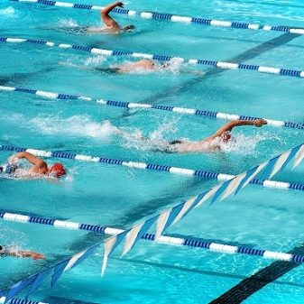 Як плавати в басейні? Техніки плавання і безпеки. Як правильно дихати? Способи плавання кролем і під водою