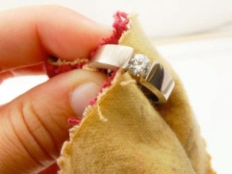 Як почистити біжутерію від потемніння в домашніх умовах? 33 фото Чим відчистити позолоту і потемнілі сережки з ланцюжком, годинник і кільце