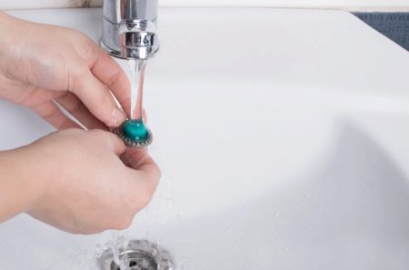 Як почистити біжутерію від потемніння в домашніх умовах? 33 фото Чим відчистити позолоту і потемнілі сережки з ланцюжком, годинник і кільце