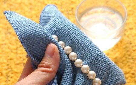 Як почистити біжутерію від потемніння в домашніх умовах? 33 фото Чим відчистити позолоту і потемнілі сережки з ланцюжком, годинник і кільце