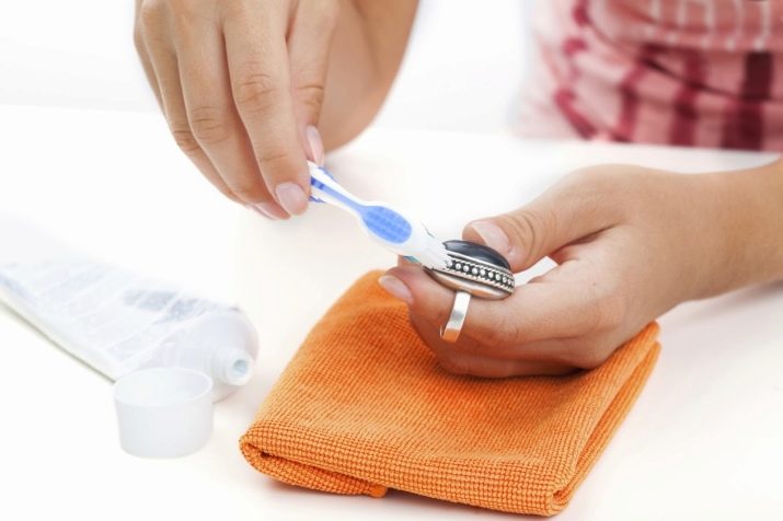 Як почистити біжутерію від потемніння в домашніх умовах? 33 фото Чим відчистити позолоту і потемнілі сережки з ланцюжком, годинник і кільце
