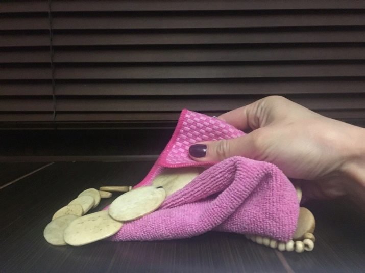 Як почистити біжутерію від потемніння в домашніх умовах? 33 фото Чим відчистити позолоту і потемнілі сережки з ланцюжком, годинник і кільце