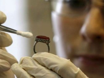 Як почистити бурштин в домашніх умовах? Як відполірувати камінь, якщо він помутнів?