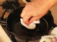 Як почистити чавунну сковороду від нагару в домашніх умовах? 32 фото Як і чим відмити товстий шар гару, старий жир і іржу з посуду