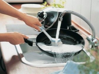 Як почистити чавунну сковороду від нагару в домашніх умовах? 32 фото Як і чим відмити товстий шар гару, старий жир і іржу з посуду