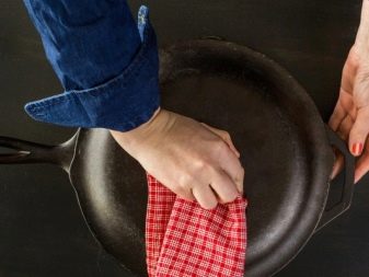 Як почистити чавунну сковороду від нагару в домашніх умовах? 32 фото Як і чим відмити товстий шар гару, старий жир і іржу з посуду