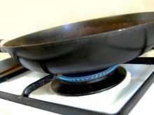 Як почистити чавунну сковороду від нагару в домашніх умовах? 32 фото Як і чим відмити товстий шар гару, старий жир і іржу з посуду