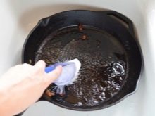 Як почистити чавунну сковороду від нагару в домашніх умовах? 32 фото Як і чим відмити товстий шар гару, старий жир і іржу з посуду