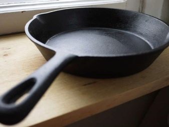 Як почистити чавунну сковороду від нагару в домашніх умовах? 32 фото Як і чим відмити товстий шар гару, старий жир і іржу з посуду