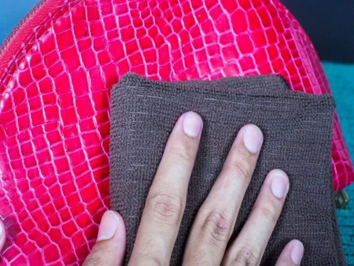 Як почистити шкіряну сумку в домашніх умовах? 28 фото Чим відтерти білу модель з натуральної шкіри, як відтерти жирне пляма з світлого шкірозамінника