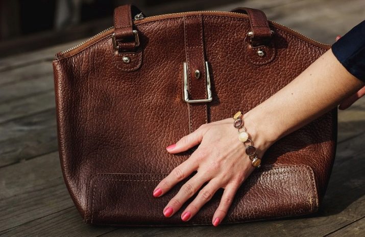 Як почистити шкіряну сумку в домашніх умовах? 28 фото Чим відтерти білу модель з натуральної шкіри, як відтерти жирне пляма з світлого шкірозамінника