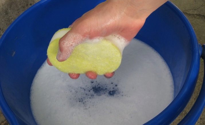 Як почистити шкіряну сумку в домашніх умовах? 28 фото Чим відтерти білу модель з натуральної шкіри, як відтерти жирне пляма з світлого шкірозамінника