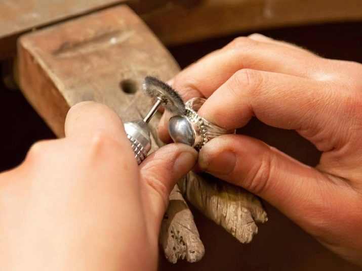 Як почистити срібне кільце? 25 фото Як відчистити сережки та інші прикраси з срібла в домашніх умовах