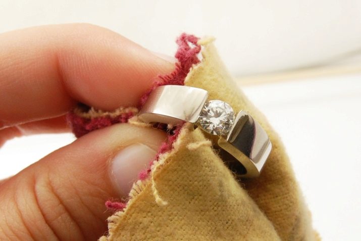 Як почистити срібне кільце? 25 фото Як відчистити сережки та інші прикраси з срібла в домашніх умовах