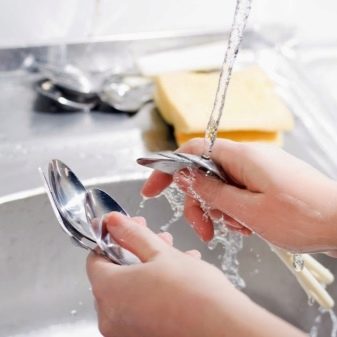 Як почистити столові прилади? Чистка мельхіорових ложок в домашніх умовах. Як очистити срібні виделки? Чим відмити прилади від застарілого жиру і чайного нальоту?