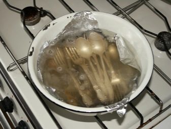 Як почистити столові прилади? Чистка мельхіорових ложок в домашніх умовах. Як очистити срібні виделки? Чим відмити прилади від застарілого жиру і чайного нальоту?